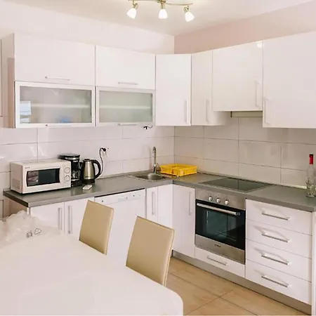 3 Bedroom Gorgeous In דירה