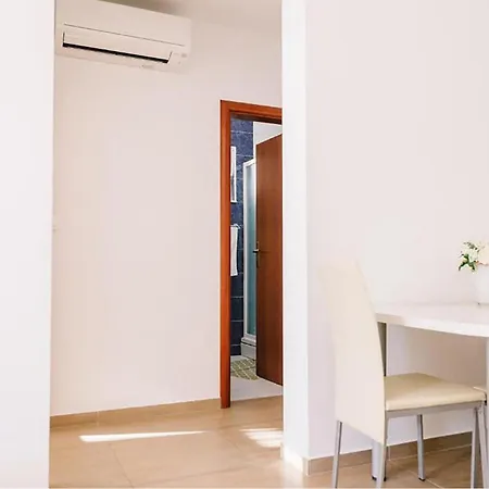 3 Bedroom Gorgeous In דירה *